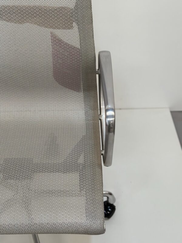 EAMES ALUMINUM / Respaldo Alto - Imagen 2